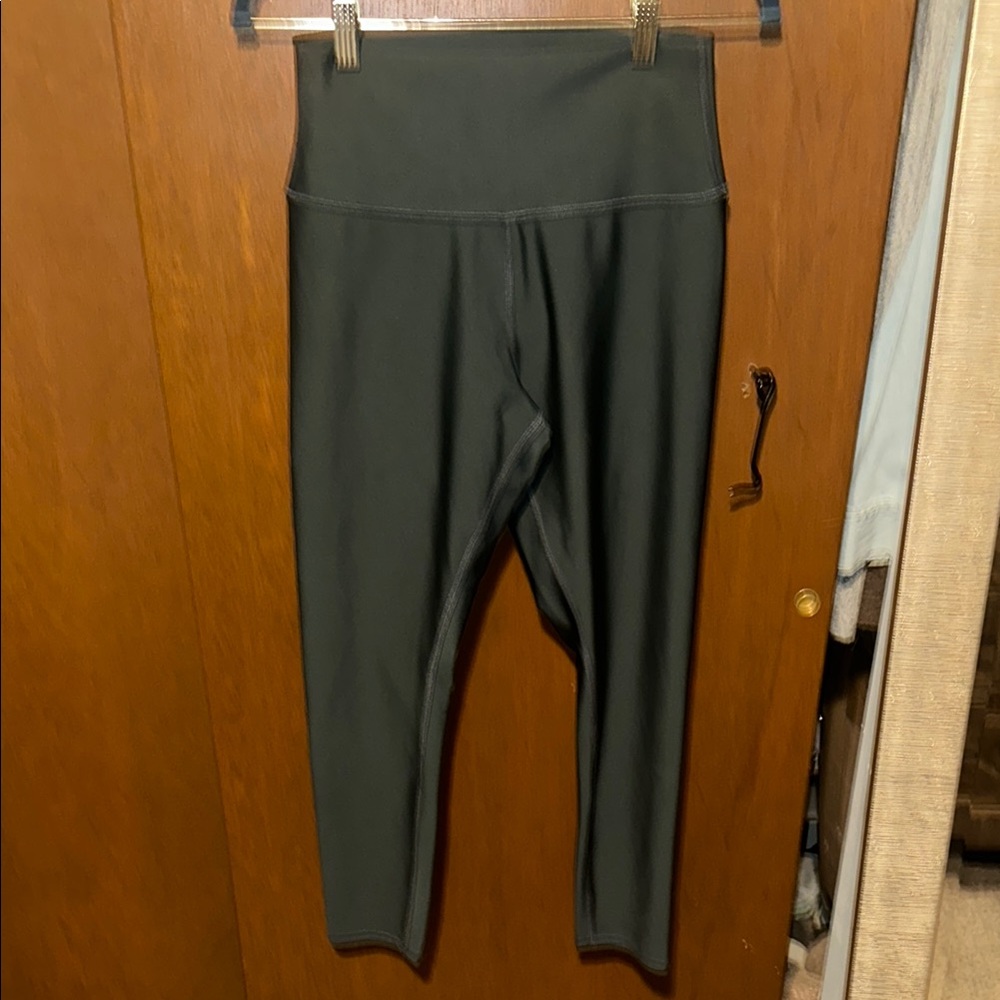 Women’s ALO yoga airlift capri leggings charcoal size large